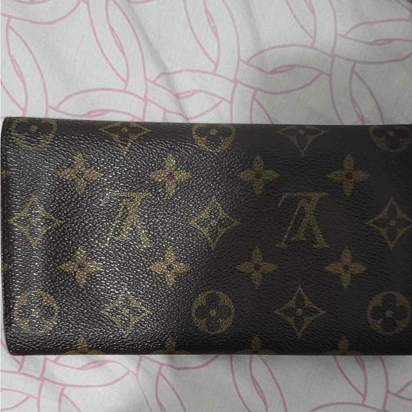 Louis Vuitton wallet comes with serial number on inside of change part - Picture 2 of 5